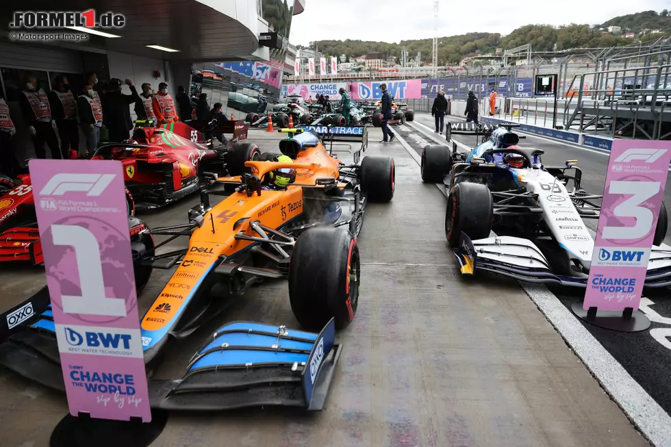 Foto zur News: Carlos Sainz (Ferrari), Lando Norris (McLaren) und George Russell (Williams)