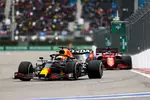 Foto zur News: Max Verstappen (Red Bull) und Charles Leclerc (Ferrari)