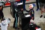 Foto zur News: Lewis Hamilton (Mercedes) und Max Verstappen (Red Bull)