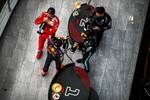 Foto zur News: Max Verstappen (Red Bull), Carlos Sainz (Ferrari) und Lewis Hamilton (Mercedes)