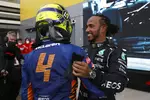 Foto zur News: Lando Norris (McLaren) und Lewis Hamilton (Mercedes)