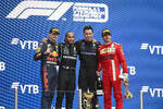 Foto zur News: Max Verstappen (Red Bull), Lewis Hamilton (Mercedes) und Carlos Sainz (Ferrari)