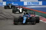 Foto zur News: Esteban Ocon (Alpine) und Kimi Räikkönen (Alfa Romeo)