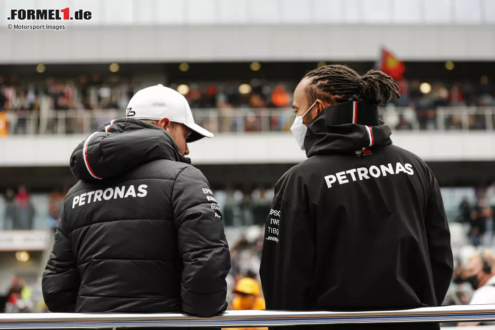 Foto zur News: Valtteri Bottas (Mercedes) und Lewis Hamilton (Mercedes)