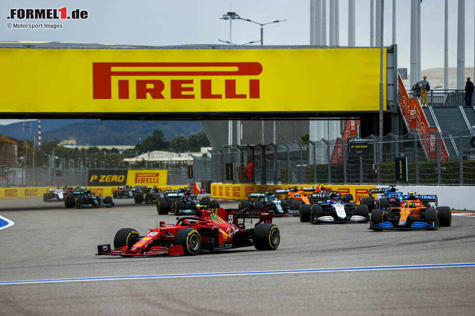 Carlos Sainz (Ferrari), Lando Norris (McLaren), George Russell (Williams), Fernando Alonso (Alpine) und Daniel Ricciardo (McLaren) Carlos Sainz (Ferrari), Lando Norris (McLaren), George Russell (Williams), Fernando Alonso (Alpine) und Daniel Ricciardo (McLaren)