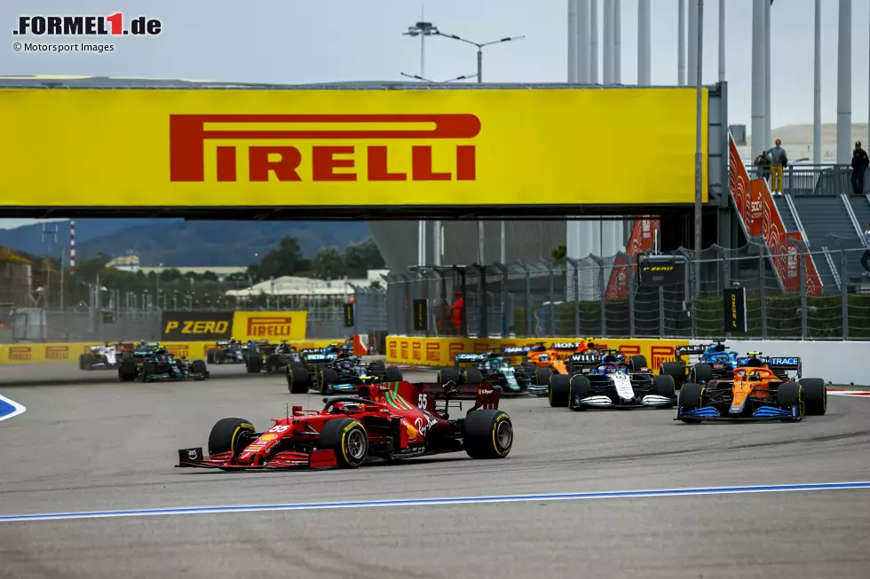 Foto zur News: Carlos Sainz (Ferrari), Lando Norris (McLaren), George Russell (Williams), Fernando Alonso (Alpine) und Daniel Ricciardo (McLaren)