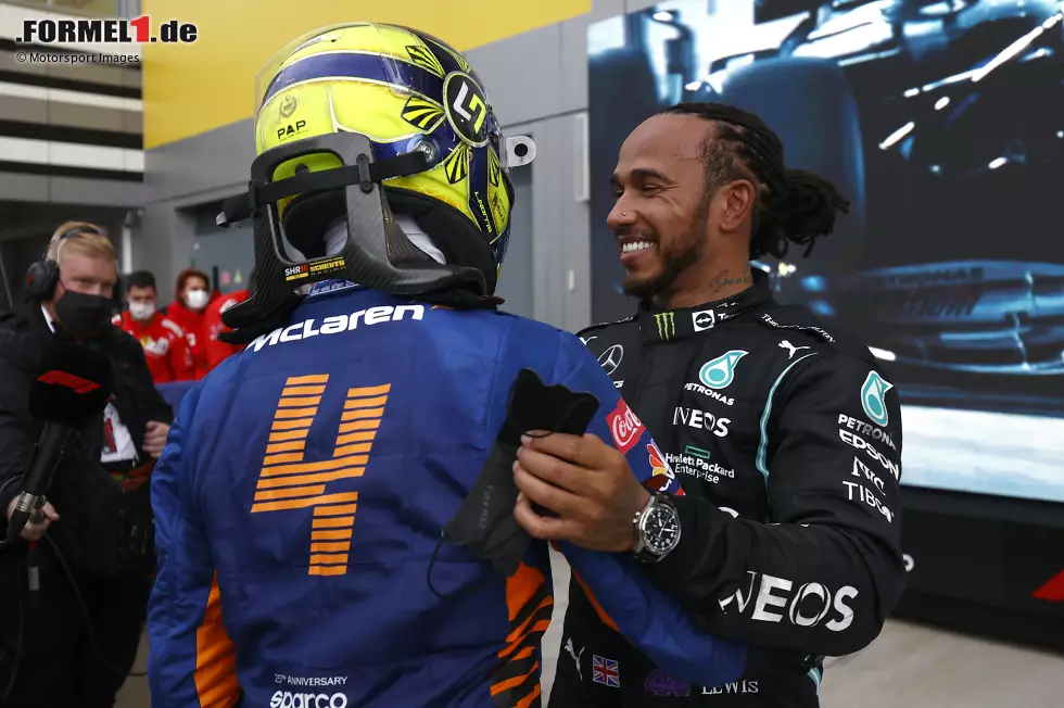 Foto zur News: Lando Norris (McLaren) und Lewis Hamilton (Mercedes)