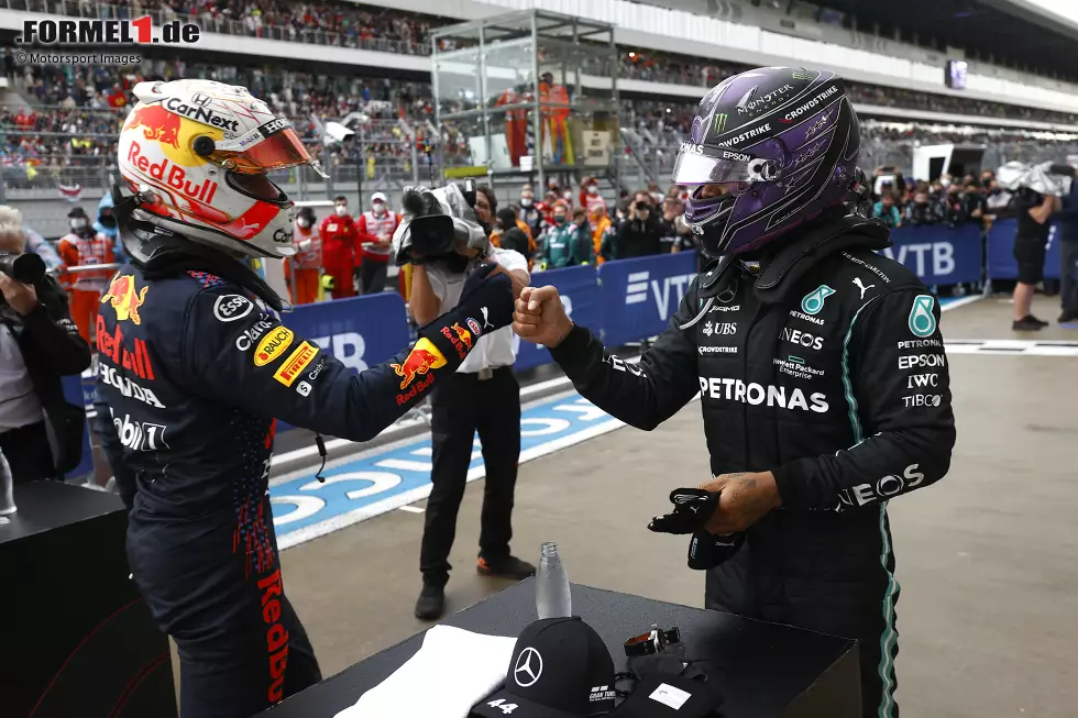 Foto zur News: Max Verstappen (Red Bull) und Lewis Hamilton (Mercedes)