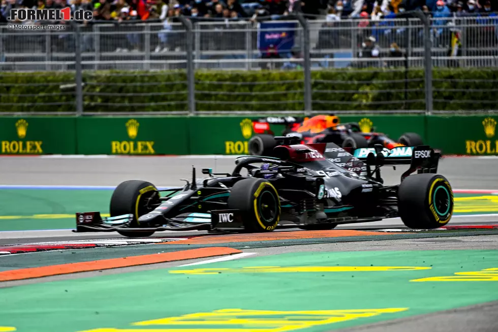 Foto zur News: Lewis Hamilton (Mercedes) und Max Verstappen (Red Bull)