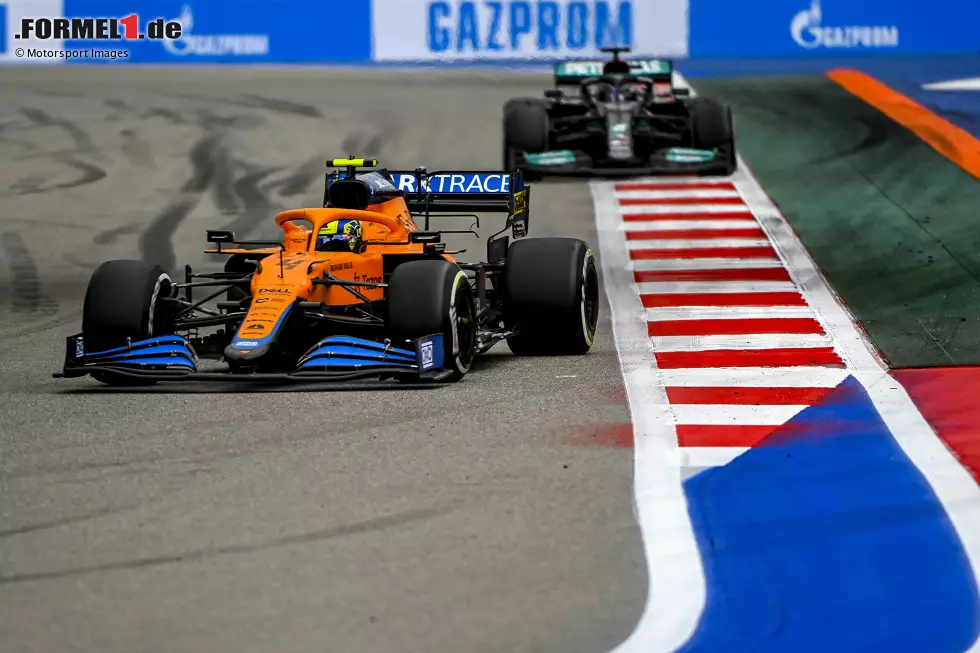 Foto zur News: Lando Norris (McLaren) und Lewis Hamilton (Mercedes)