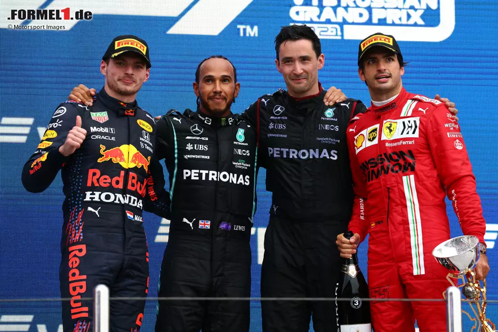 Foto zur News: Max Verstappen (Red Bull), Lewis Hamilton (Mercedes) und Carlos Sainz (Ferrari)