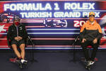 Foto zur News: Fernando Alonso (Alpine) und Daniel Ricciardo (McLaren)