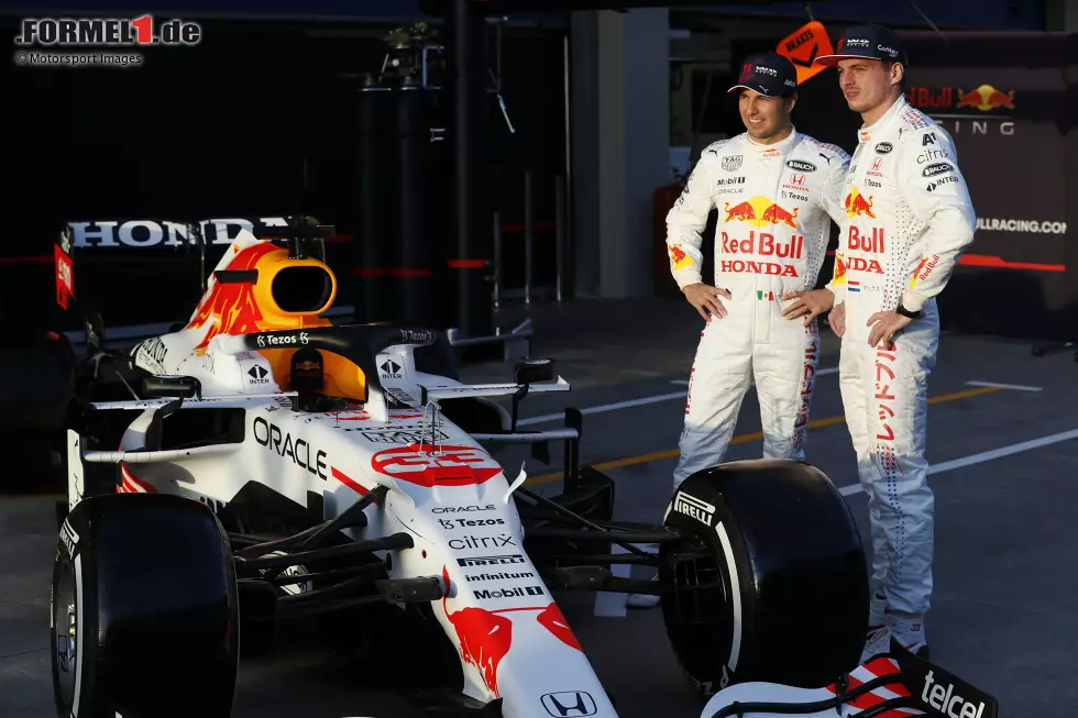 Foto zur News: Sergio Perez (Red Bull) und Max Verstappen (Red Bull)