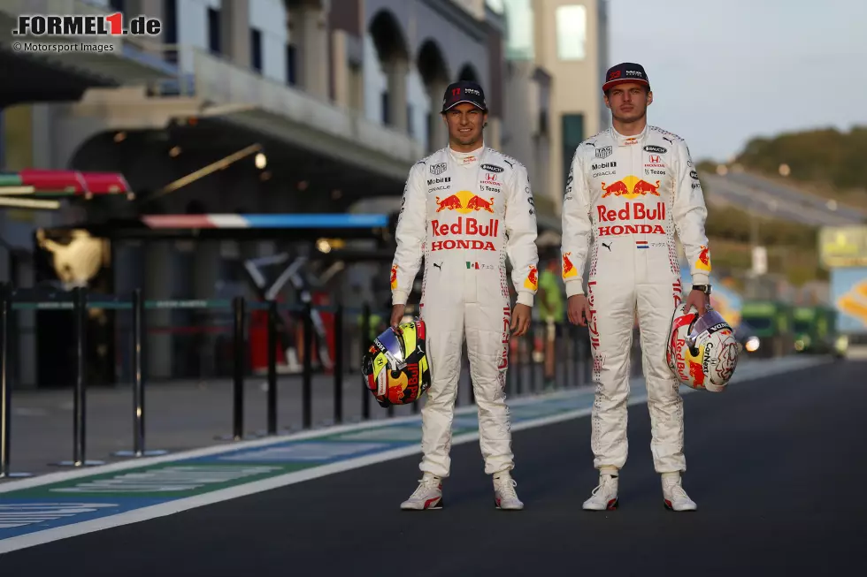 Foto zur News: Sergio Perez (Red Bull) und Max Verstappen (Red Bull)