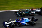Foto zur News: George Russell (Williams) und Lewis Hamilton (Mercedes)