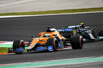 Foto zur News: Daniel Ricciardo (McLaren) und Valtteri Bottas (Mercedes)