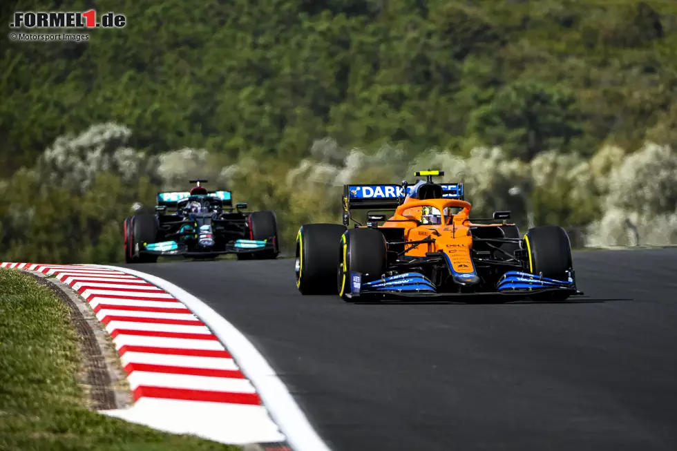 Foto zur News: Lando Norris (McLaren) und Lewis Hamilton (Mercedes)