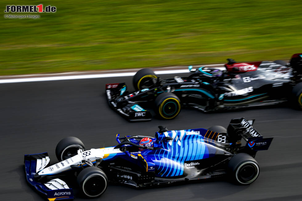 Foto zur News: George Russell (Williams) und Lewis Hamilton (Mercedes)