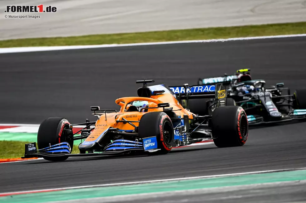 Foto zur News: Daniel Ricciardo (McLaren) und Valtteri Bottas (Mercedes)