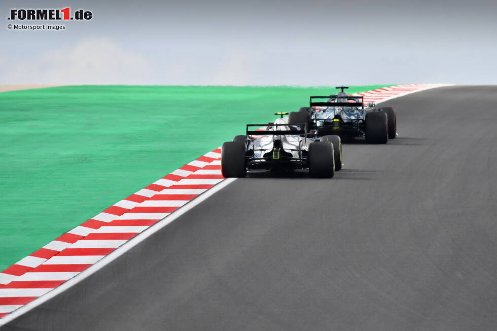 Foto zur News: Lewis Hamilton (Mercedes) und Pierre Gasly (AlphaTauri)