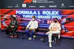 Foto zur News: Valtteri Bottas (Mercedes), Lewis Hamilton (Mercedes) und Max Verstappen (Red Bull)