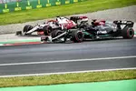 Foto zur News: Lewis Hamilton (Mercedes) und Kimi Räikkönen (Alfa Romeo)