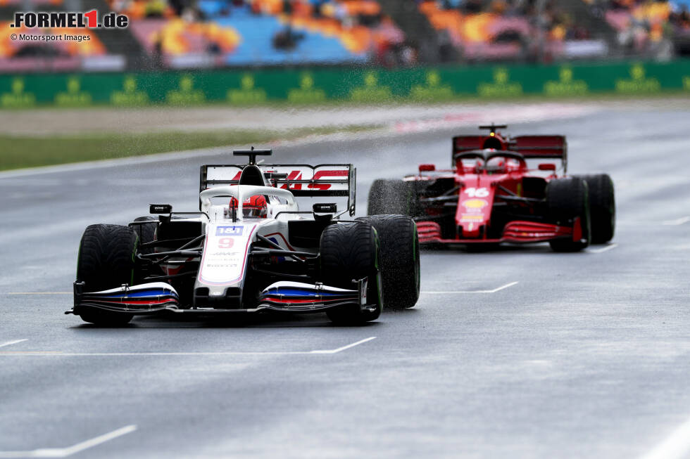 Foto zur News: Nikita Masepin (Haas) und Charles Leclerc (Ferrari)