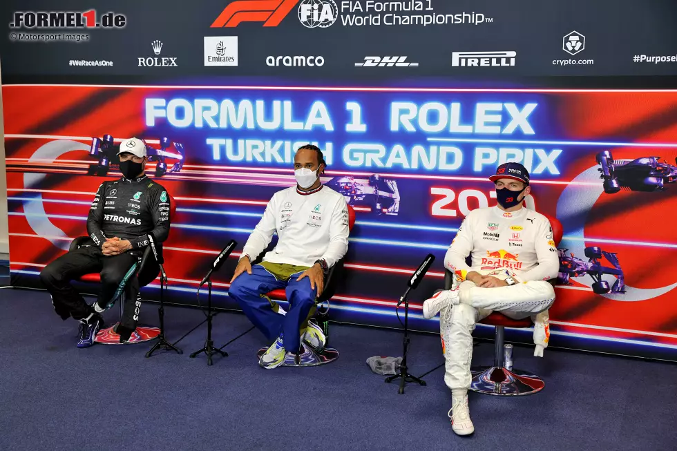 Foto zur News: Valtteri Bottas (Mercedes), Lewis Hamilton (Mercedes) und Max Verstappen (Red Bull)