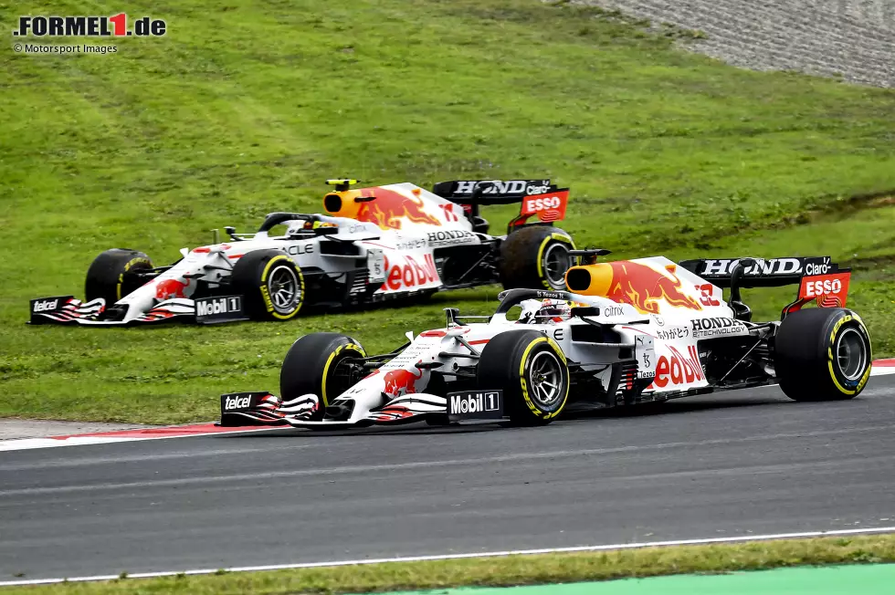 Foto zur News: Max Verstappen (Red Bull) und Sergio Perez (Red Bull)