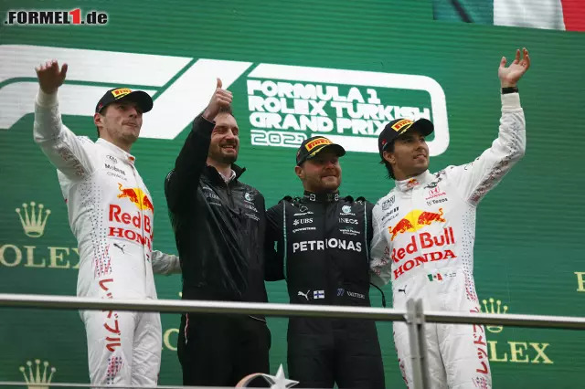 Foto zur News: Max Verstappen (Red Bull), Valtteri Bottas (Mercedes) und Sergio Perez (Red Bull)