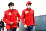 Foto zur News: Carlos Sainz (Ferrari) und Charles Leclerc (Ferrari)