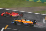 Foto zur News: Carlos Sainz (Ferrari) und Daniel Ricciardo (McLaren)