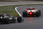Sergio Perez (Red Bull) und Lewis Hamilton (Mercedes) 