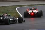 Foto zur News: Sergio Perez (Red Bull) und Lewis Hamilton (Mercedes)