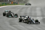 Foto zur News: Yuki Tsunoda (AlphaTauri) und Lewis Hamilton (Mercedes)