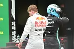 Foto zur News: Max Verstappen (Red Bull) und Valtteri Bottas (Mercedes)