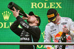 Foto zur News: Valtteri Bottas (Mercedes) und Max Verstappen (Red Bull)