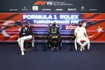 Foto zur News: Max Verstappen (Red Bull), Valtteri Bottas (Mercedes) und Sergio Perez (Red Bull)