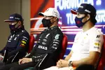 Foto zur News: Max Verstappen (Red Bull), Valtteri Bottas (Mercedes) und Sergio Perez (Red Bull)