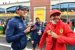 Foto zur News: George Russell (Williams) und Carlos Sainz (Ferrari)