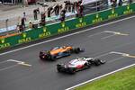 Foto zur News: Daniel Ricciardo (McLaren) und Mick Schumacher (Haas)