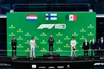 Foto zur News: Max Verstappen (Red Bull), Valtteri Bottas (Mercedes) und Sergio Perez (Red Bull)