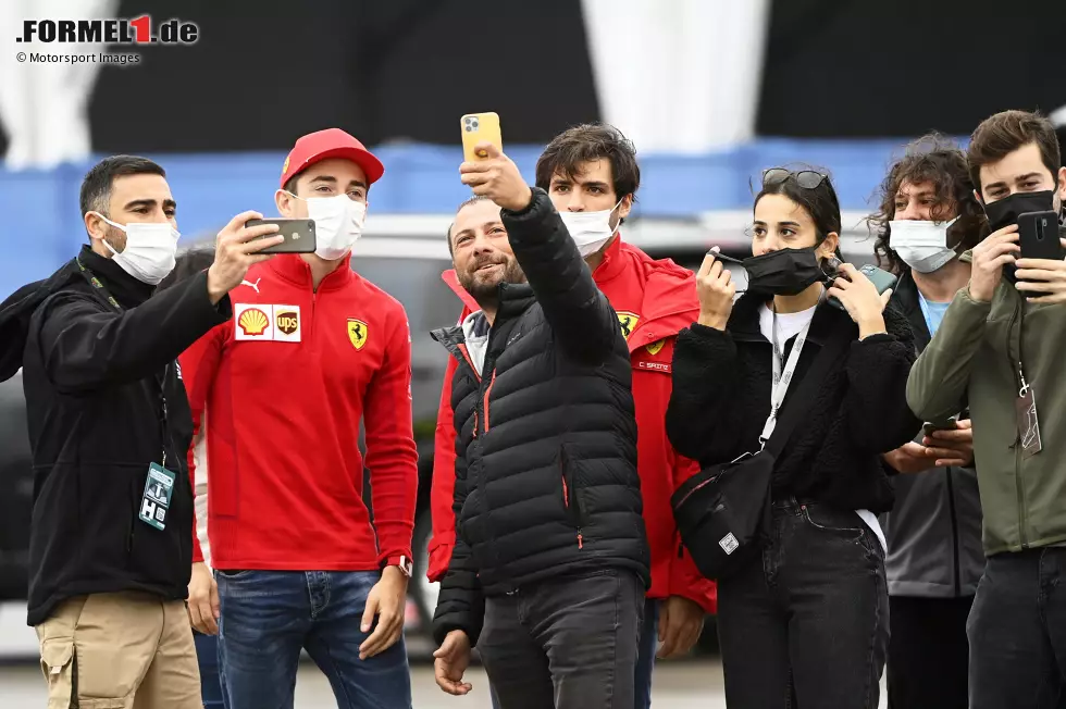 Foto zur News: Charles Leclerc (Ferrari) und Carlos Sainz (Ferrari)