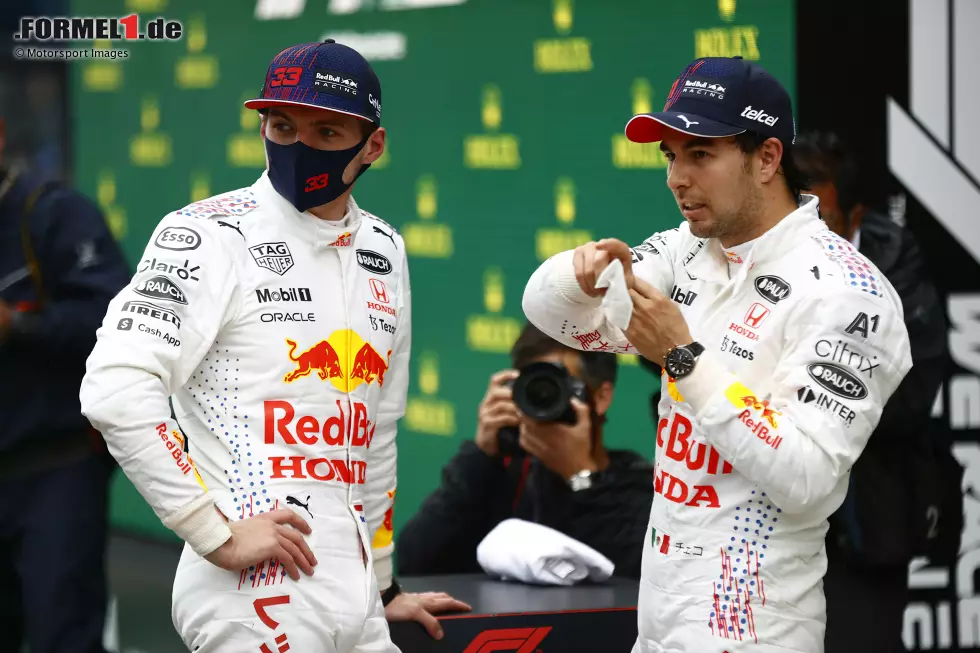 Foto zur News: Max Verstappen (Red Bull) und Sergio Perez (Red Bull)