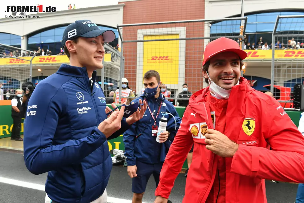 Foto zur News: George Russell (Williams) und Carlos Sainz (Ferrari)