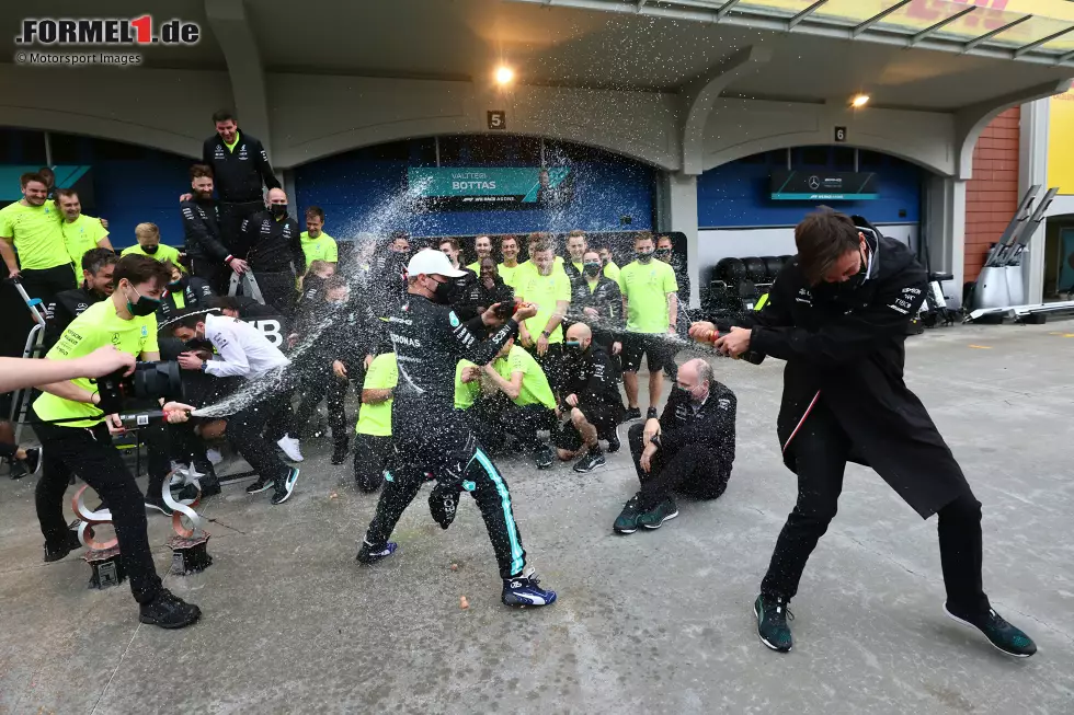 Foto zur News: Toto Wolff und Valtteri Bottas (Mercedes)