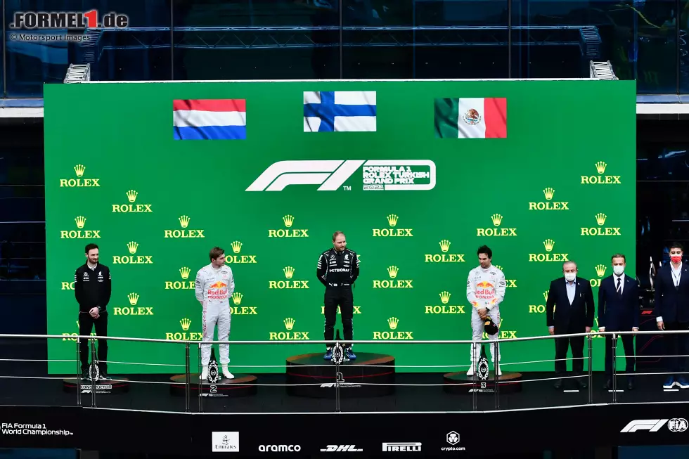 Foto zur News: Max Verstappen (Red Bull), Valtteri Bottas (Mercedes) und Sergio Perez (Red Bull)