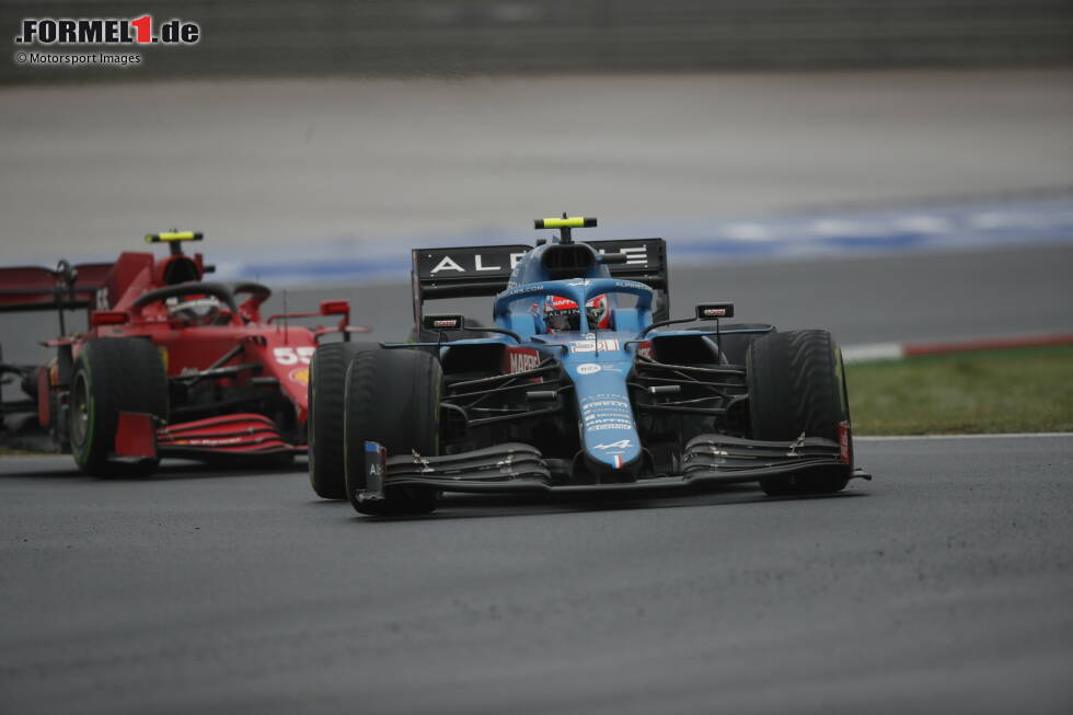 Foto zur News: Esteban Ocon (Alpine) und Carlos Sainz (Ferrari)