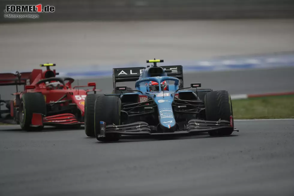 Foto zur News: Esteban Ocon (Alpine) und Carlos Sainz (Ferrari)