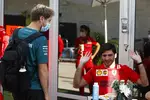 Foto zur News: Sebastian Vettel (Aston Martin) und Carlos Sainz (Ferrari)